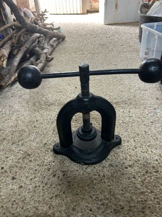 Prensa antigua de hierro