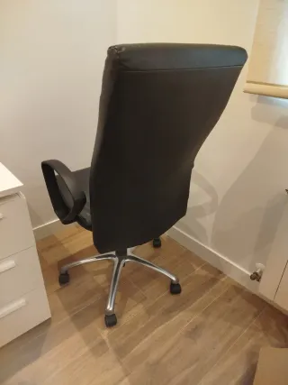 Silla de oficina de cuero negra