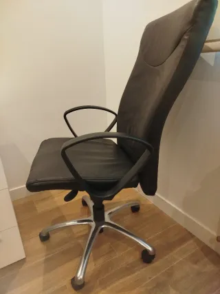 Silla de oficina de cuero negra