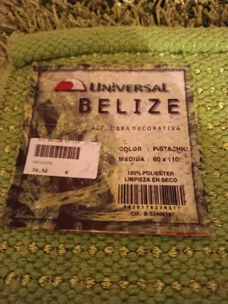 Alfombra verde habitación o pasillo