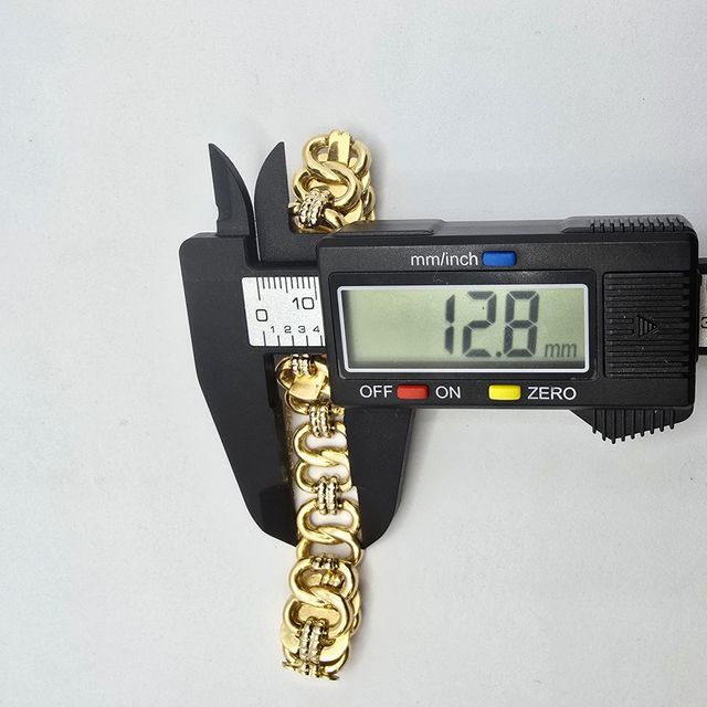 Pulsera de oro de 18k. Peso: 25.14 g.