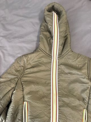 Chaqueta verde con capucha