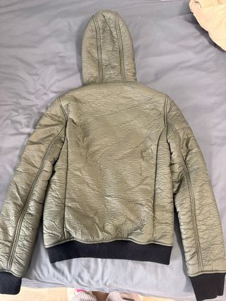 Chaqueta verde con capucha