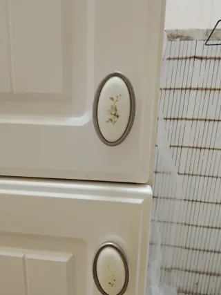 Escobero beige de pvc y madera