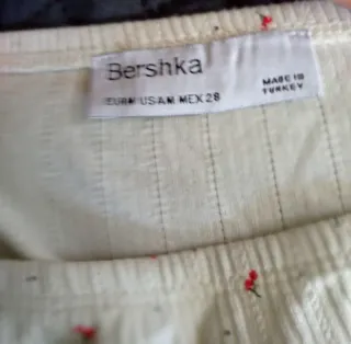 Top blanco con flrecillas,manga larga con cordones