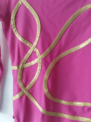 Maillot gimnasia rítmica. Rosa con detalles dorado