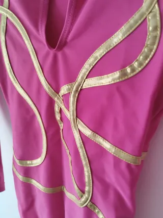 Maillot gimnasia rítmica. Rosa con detalles dorado