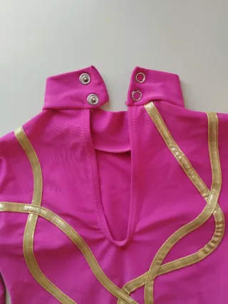 Maillot gimnasia rítmica. Rosa con detalles dorado