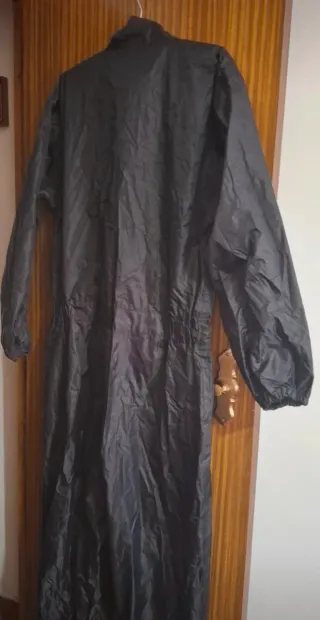 Pantalón y mono impermeable negro
