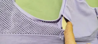 Sujetador deportivo morado con cremallera.