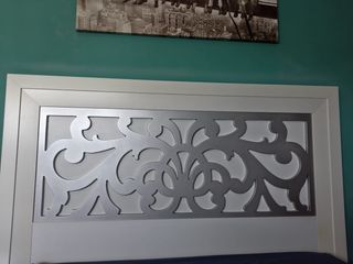 Cabecero de cama plateado y blanco