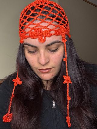 Cappello uncinetto rete con fiori arancione