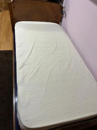 Cama de madera y tela