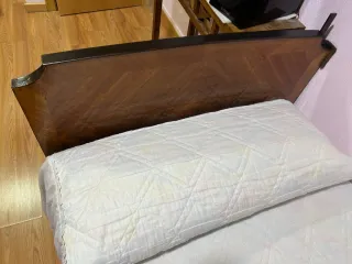 Cama de madera y tela