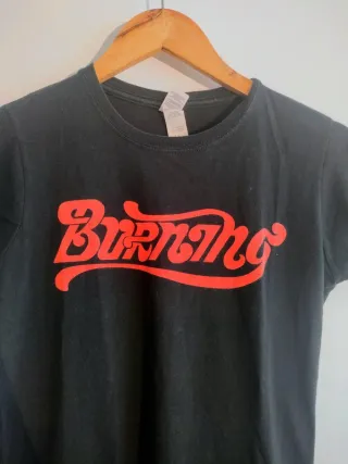 Camiseta Burning Oficial Mujer Negra