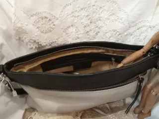 Bolso Guy Laroche Beige y azul marino