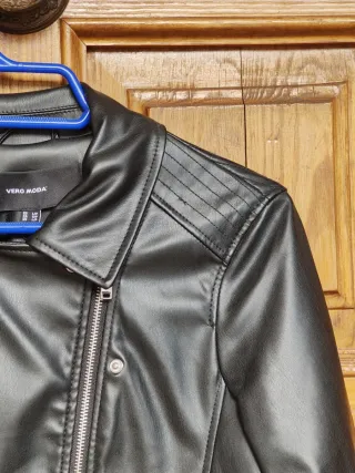 Cazadora efecto piel Vero Moda Talla L