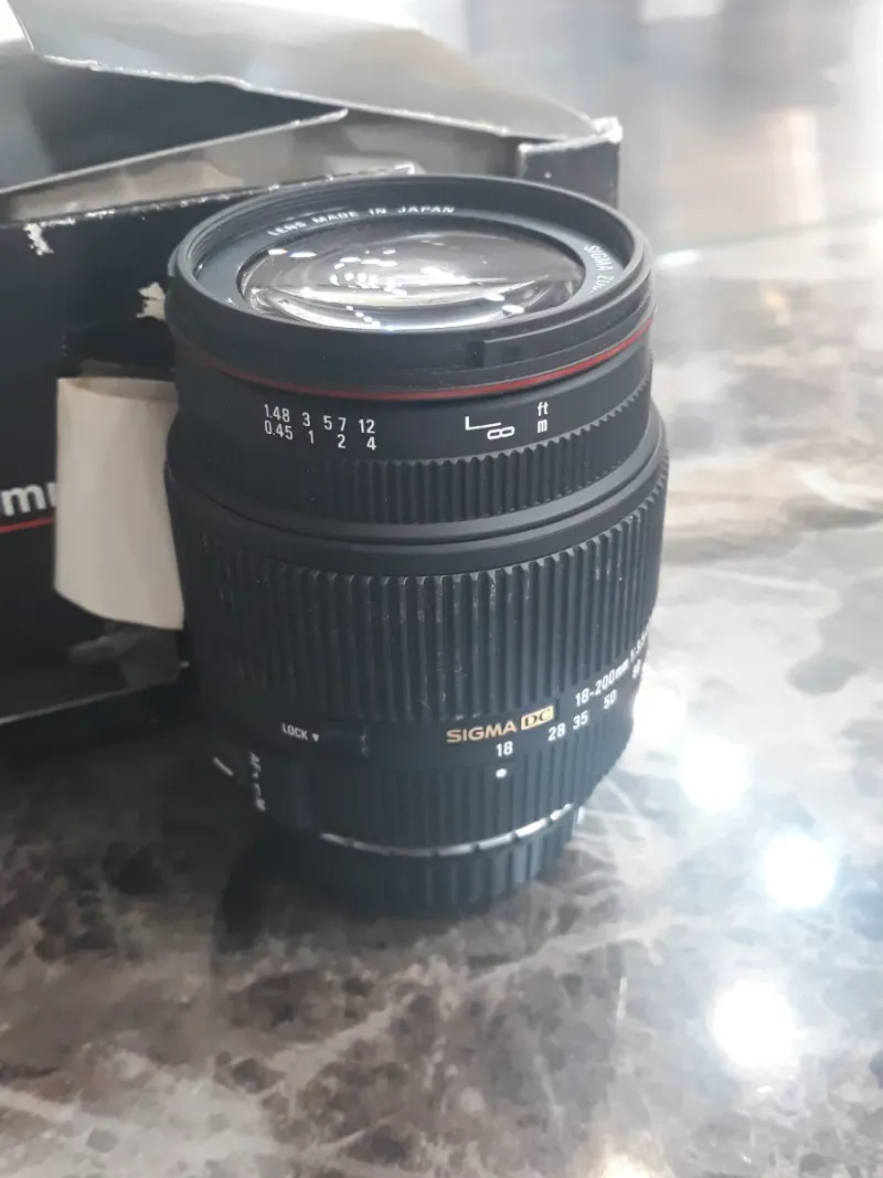 Objetivo Sigma DC 18-200mm