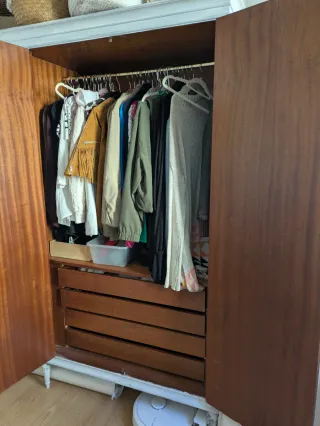 Armario y mesilla de madera