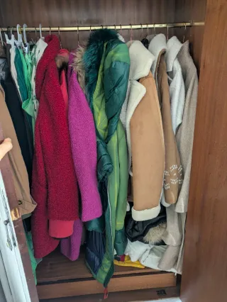 Armario y mesilla de madera