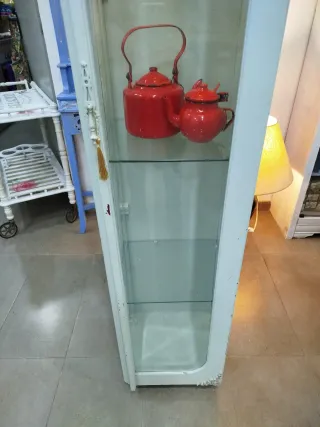 Vitrina de cristal y madera