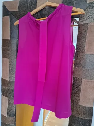 Blusa sin mangas morada con pliegues