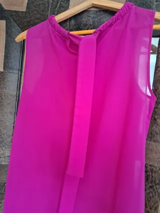 Blusa sin mangas morada con pliegues