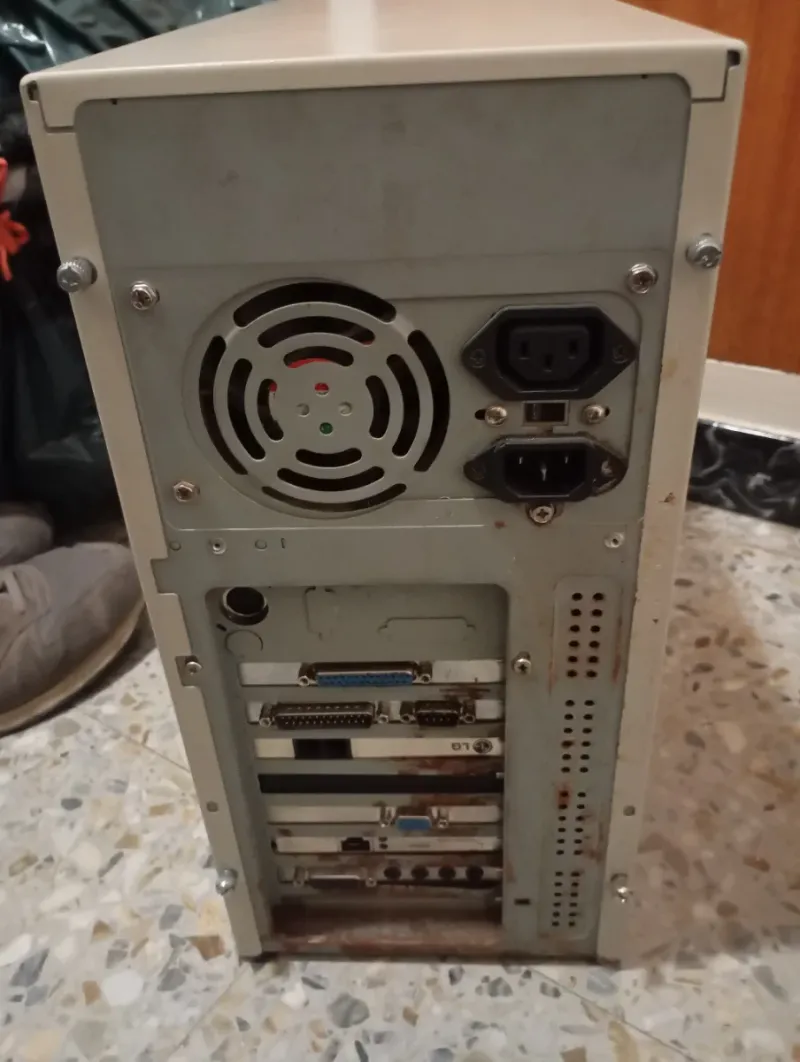 Torre PC Pentium I 200MHz afbeelding 2
