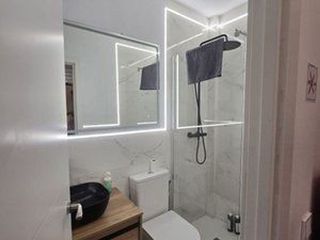 Piso en venta en Valdeacederas en Madrid