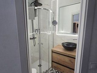 Piso en venta en Valdeacederas en Madrid