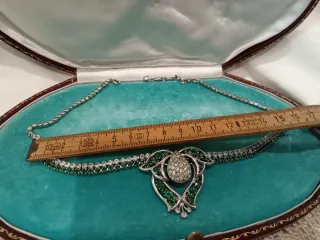 Gargantilla estilo Bridgerton verde y plata