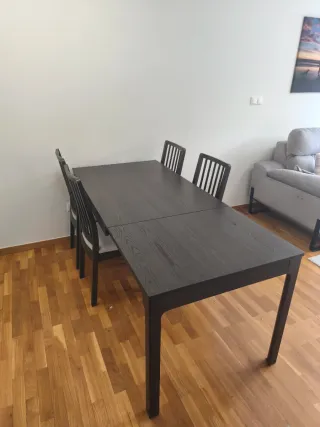 Mesa de comedor y 4 sillas