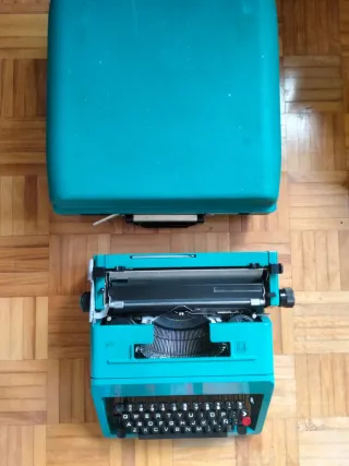 Máquina de escribir Olivetti vintage verde