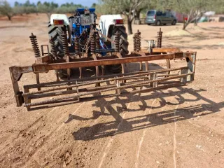 Cultivador de muelles con rodillo