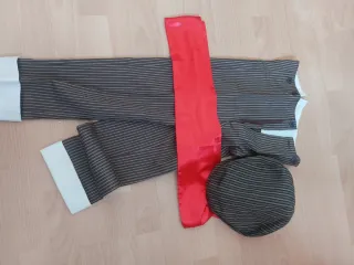 Traje de gitano beige con forro rojo