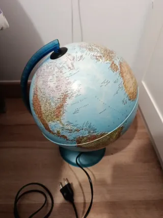 Globo terráqueo con luz