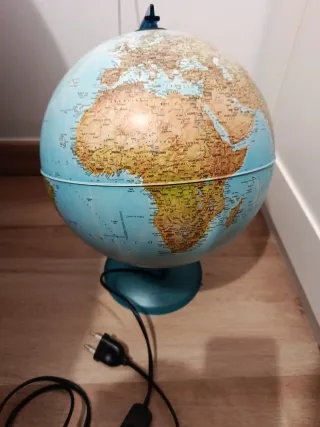 Globo terráqueo con luz