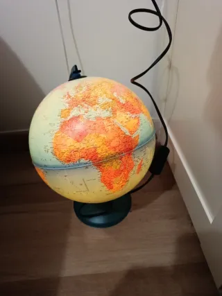 Globo terráqueo con luz