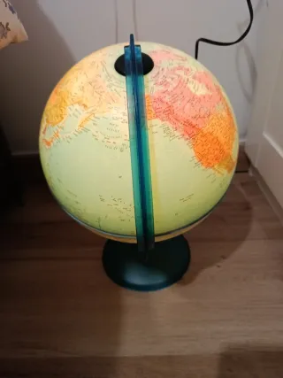 Globo terráqueo con luz