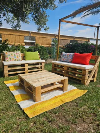 Sofás y mesa de centro hechos a mano con palets