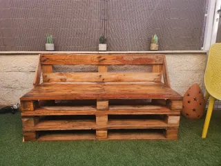 Sofás y mesa de centro hechos a mano con palets