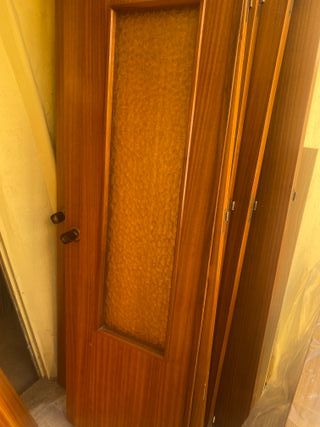 Puertas de madera con pomos sin los marcos claro