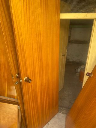 Puertas de madera con pomos sin los marcos claro