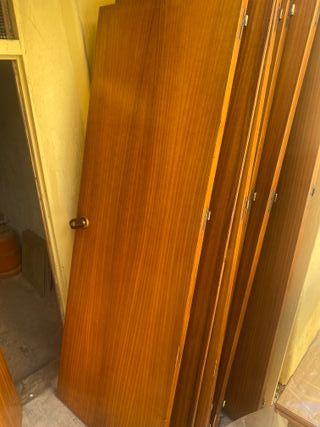 Puertas de madera con pomos sin los marcos claro