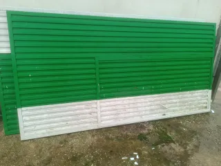 Puerta de garaje verde y plateada3x3