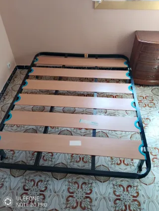 Cama de madera estilo clásico