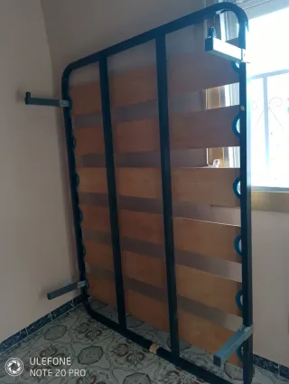 Cama de madera estilo clásico