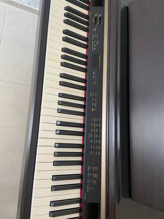 Piano Digital Yamaha Clavinova Marrón Oscuro