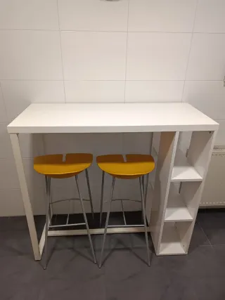 Taburetes altos amarillos y grises