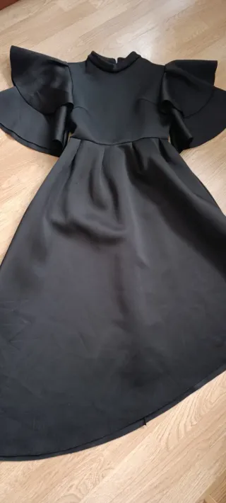 Vestido de gala negro con volantes en hombros